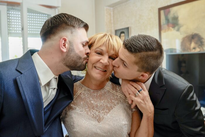 lo sposo con mamma e fratello 