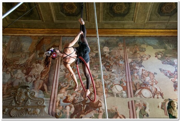 danzatrice su cerchio