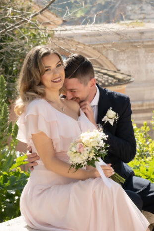 bacio sulla spalla 