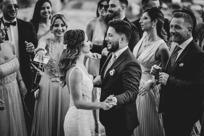 foto sposi con amici
