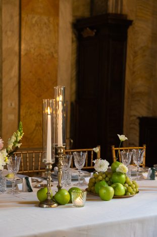 Frutta e candelabri