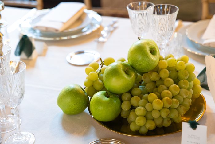 Frutta su vassoio oro
