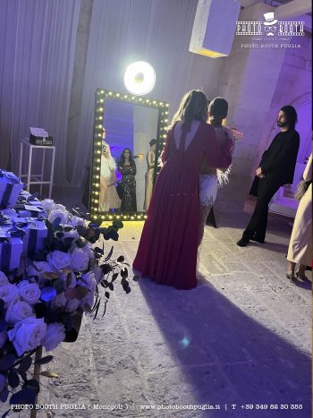 HOLLYWOOD Mirror